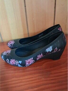 Crocs Dual Comfort Lina Floral Wedge Pump Women's 9 Black Pink Shoes Casual Chic